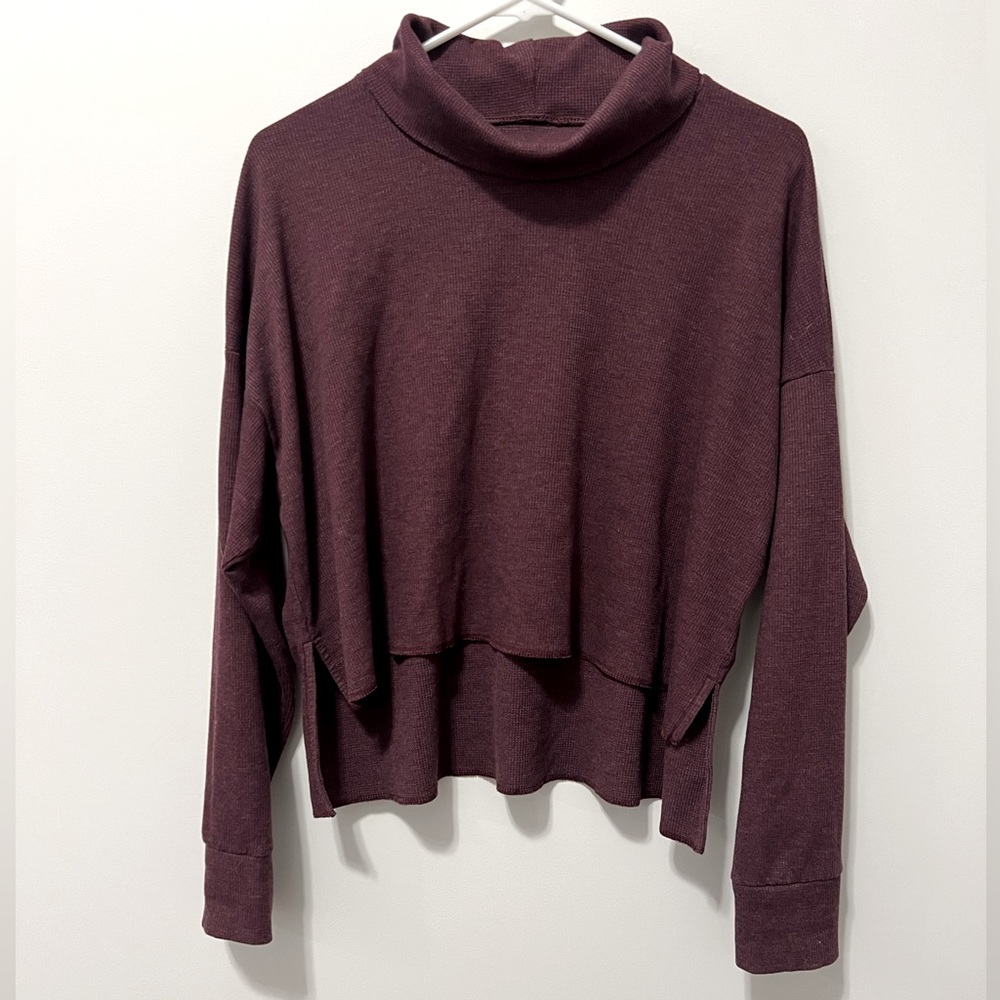 American Eagle Low-High Turtle Neck Long Sleeve Tee Size M